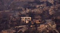 Setidaknya 10.000 bangunan terbakar dalam serangkaian kebakaran di sekitar Los Angeles. AP/Mark J. Terrill