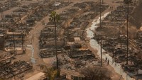 Lebih dari 10.000 bangunan telah terbakar antara kebakaran Eaton dan Palisades. AccuWeather, perusahaan swasta yang menyediakan data tentang cuaca dan dampaknya, pada hari Kamis meningkatkan estimasi kerusakan dan kerugian ekonomi menjadi $135-$150 miliar. AP/Jae C. Hong