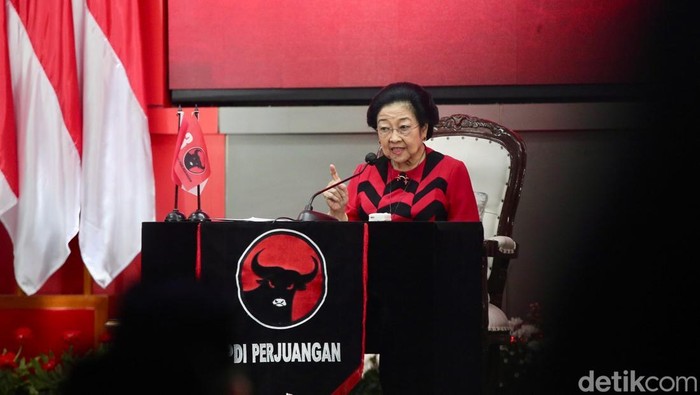 Ketua Umum PDI P Megawati Soekarnoputri memberikan pidatonya pada perayaan HUT PDI P ke 52 yang berlangsung di sekolah Partai PDI P, Lenteng Agung, Jakarta Selatan, Jumat (10/1/2025). Dalam pidatonya yang berlangsung selama kurang lebih 2 jam, Megawati membahas banyak hal terkait PDI P.