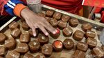 Melihat Produksi Kue Keranjang di Surabaya Jelang Imlek