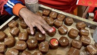 Mereka selalu kebanjiran pesanan setiap menjelang Imlek. Kue keranjang mereka jual mulai Rp 20 ribu.
