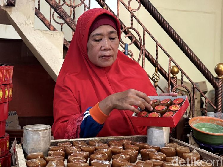 Melihat Produksi Kue Keranjang di Surabaya Jelang Imlek