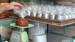 Melihat Produksi Kue Keranjang di Surabaya Jelang Imlek