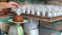 Pemilik usaha kue keranjang, yakni Feri Andrea menyampaikan jika 3 pekan menuju Imlek, sudah menerima sekitar 5.000 dus pesanan kue keranjang dengan berbagai ukuran.