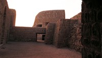 Pada abad ke-16, bangsa Portugis membangun benteng di situs ini sebagai bagian dari upaya mereka menguasai rute perdagangan di Teluk Persia. Benteng ini menjadi salah satu struktur dominan yang masih terlihat hingga kini.