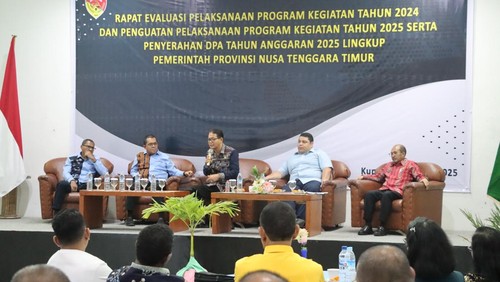 Rapat evaluasi Pemprov NTT soal pelaksanaan program kegiatan 2024 dan penguatan pelaksanaan program kegiatan 2025 serta penyerahan DPA tahun anggaran 2025, Jumat (10/1/2025)
