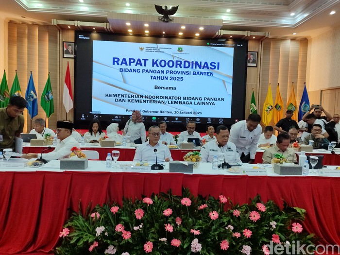 Rapat koordinasi bidang pangan di Pendopo Gubernur Banten, dipimpin Menko Pangan Zulkifli Hasan. (Bahtiar Rifai/detikcom)