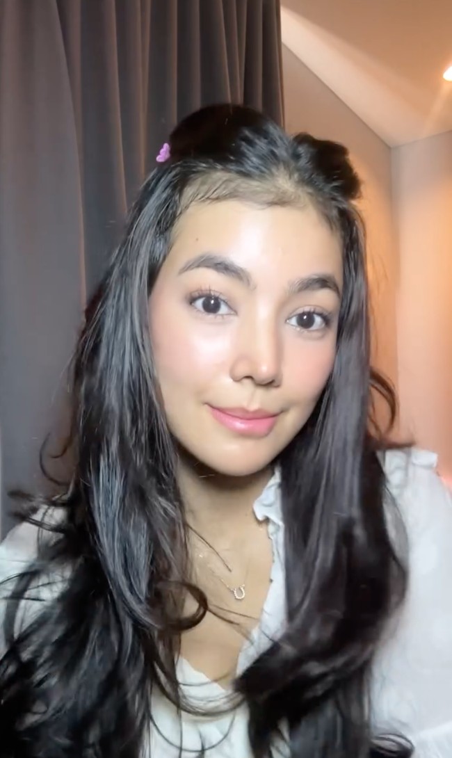 Bagian bawah matanya kini terlihat lebih segar dengan kerutan-kerutan yang tersamarkan. Tak hanya itu saja, hidungnya juga berubah jadi semakin mancung. Perubahan wajah Raya itu pun banjir pujian netizen. Banyak yang mengatakan jika Raya jadi semakin cantik. Foto: Instagram/@rayakohandi244