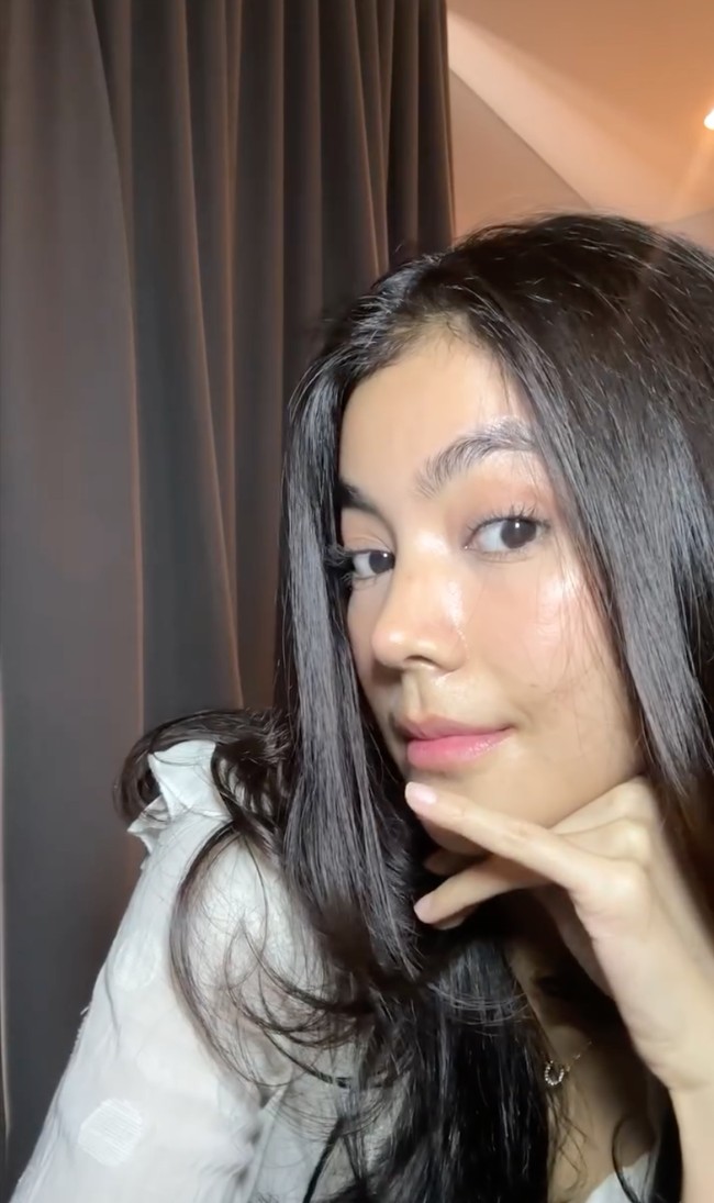 Dengan wajah barunya, Raya juga terlihat semakin percaya diri di depan kamera. Walaupun hasilnya sudah terlihat, namun Raya mengungkapkan jika hasil tersebut baru 60% dari hasil akhir. Bagian bibirnya masih terasa tertarik dan belum lurus karena prosedur face contour yang dijalaninya. Foto: Instagram/@rayakohandi244