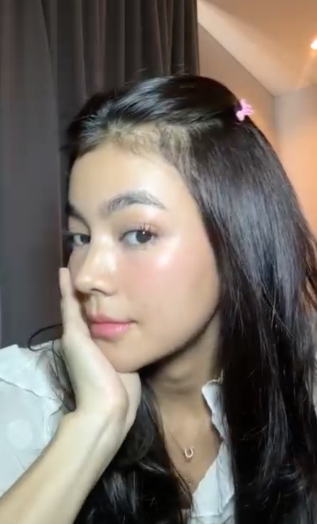 Dilihat dari samping, hidung hasil rhinoplasty Raya jelas terlihat. Kamu 1 bulan ud cantik amaaattt, komentar Maya Septha yang belum lama juga menjalani oplas pada wajahnya. MasyaAllah kamu cantik syekalih, tulis komentar lain. Foto: Instagram/@rayakohandi244