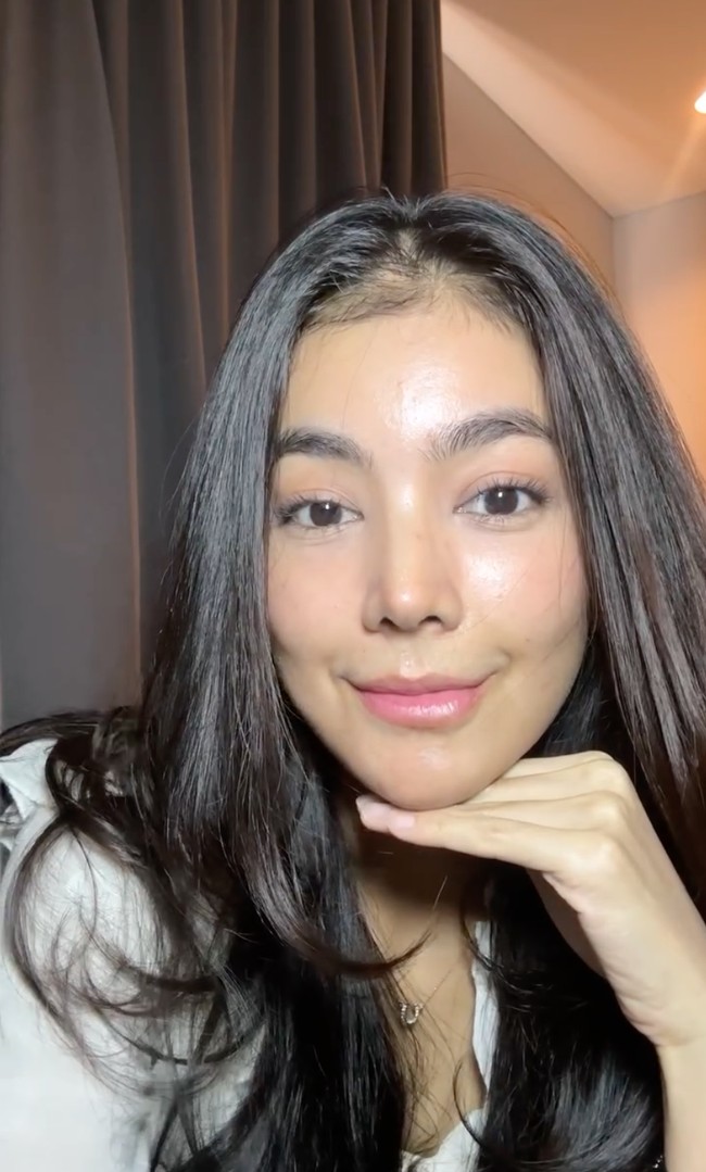 Beberapa juga mengatakan jika wajah Raya kini jadi manglingi bak beda orang. Cantik sih tp, ciri khas raya JD ilang, dan klo aku gak liat VT ini pst lain wkt aku liat raya JD beda dan gk mengenali raya sprt yg dl, tulis salah satu komentar. Kyk beda orng.. Ciri khas wajah nya hilang, komentar lainnya. Foto: Instagram/@rayakohandi244