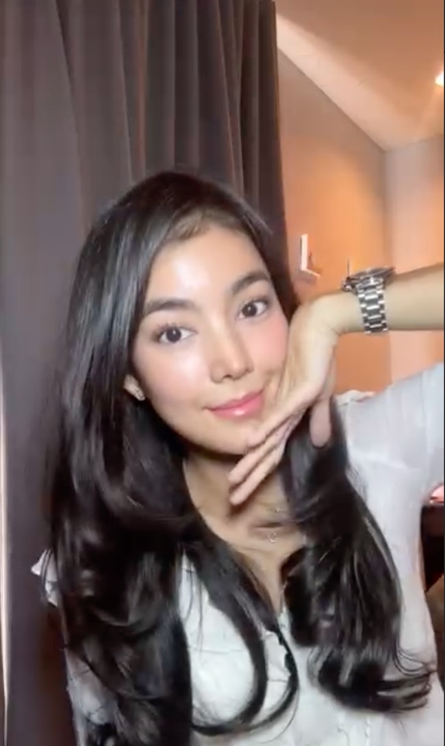 Melalui akun Instagram pribadinya artis Raya Kohandi membagikan pengalaman pertamanya menjalani operasi plastik di Korea. Kini sudah 1 bulan setelah operasi, hasilnya sudah jelas terlihat. Wajah wanita 34 tahun itu berubah jadi semakin cantik manglingi. Foto: Instagram/@rayakohandi244