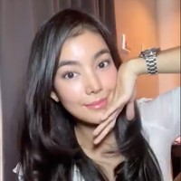 Melalui akun Instagram pribadinya artis Raya Kohandi membagikan pengalaman pertamanya menjalani operasi plastik di Korea. Kini sudah 1 bulan setelah operasi, hasilnya sudah jelas terlihat. Wajah wanita 34 tahun itu berubah jadi semakin cantik manglingi. Foto: Instagram/@rayakohandi244