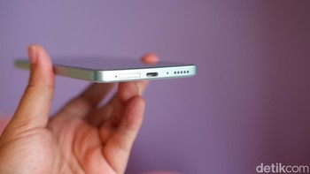 Bagian bawah terdapat port USB-C dan speaker. Foto: Adi Fida Rahman/detikINET