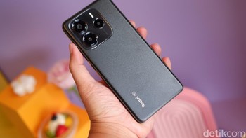 Ini Redmi Note 14 5G Midnight Black. Foto: Adi Fida Rahman/detikINET