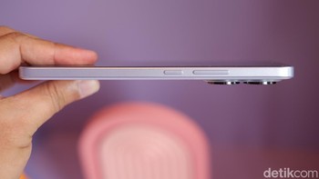 Bagian kanan terdapat tombol power dan pengaturan volume. Foto: Adi Fida Rahman/detikINET