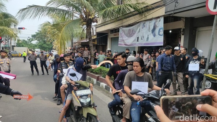 Reka adegan pelaku bacok dan tenda korban hingga tewas