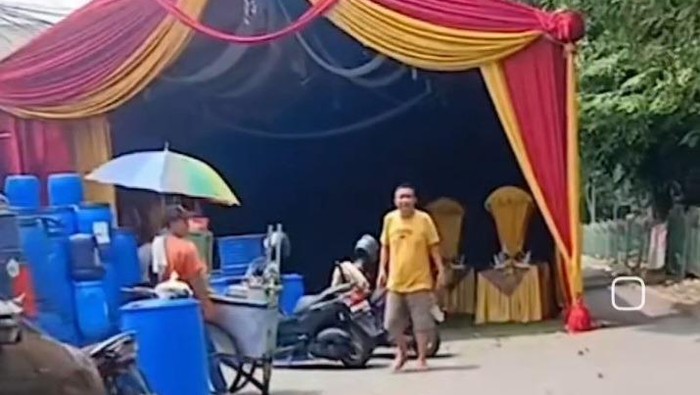 Rekaman video dengan narasi tenda hajatan atau resepsi pernikahan menutup jalan raya arah Pasar Agung Sukamajaya, Depok, viral di media sosial. (dok Istimewa)