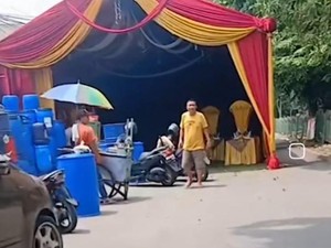 Warga Surabaya Dukung Aturan Tenda Hajatan di Jalan