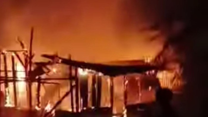 Rumah Ketua KPU Tapteng terbakar. (Dok. Istimewa)