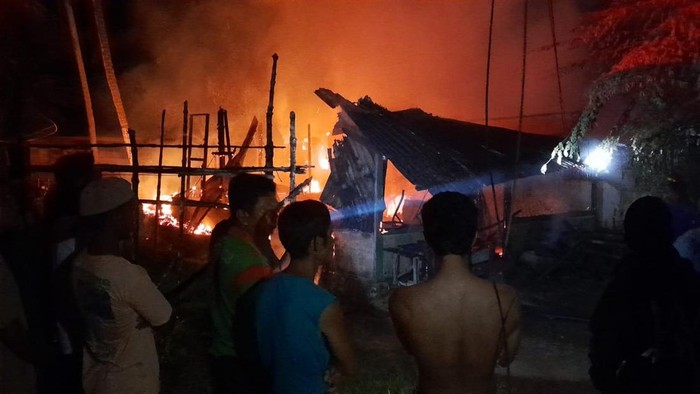 Rumah Ketua KPU Tapteng, Wahid Pasaribu hangus terbakar. (dok. Istimewa)