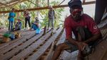 Saat Bule-bule Melihat Langsung Pembuatan Kapal Pinisi di Bulukumba