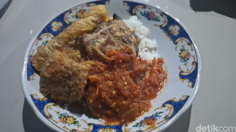 Pedas Menyengat! Sego Sambal Iwak Pe Mak Yeye Eksis Sejak 1982