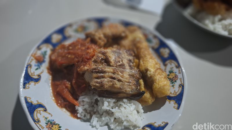 Pedas Menyengat! Sego Sambal Iwak Pe Mak Yeye Eksis Sejak 1982