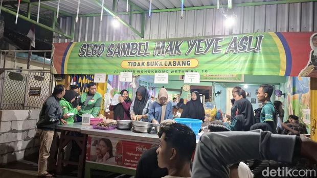 Pedas Menyengat! Sego Sambal Iwak Pe Mak Yeye Eksis Sejak 1982