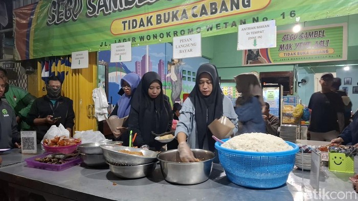 Pedas Menyengat! Sego Sambal Iwak Pe Mak Yeye Eksis Sejak 1982