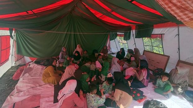 Sekolah Rusak Akibat Pergeseran Tanah, Puluhan Pelajar di Palabuhanratu Terpaksa Belajar di Tenda
