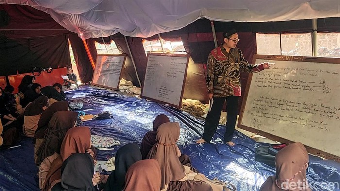 Sekolah Rusak Akibat Pergeseran Tanah, Puluhan Pelajar di Palabuhanratu Terpaksa Belajar di Tenda