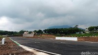Posisi Sirkuit yang lebih rendah dari Jalan membuat eksotik pandangan mata pengendara yang melintasi Jalan Raya Magetan Ponorogo tersebut.