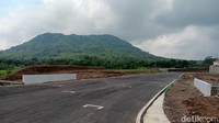 Pantauan detikJatim lokasi Sirkuit Parang dengan view cantik dua anak Gunung Lawu yaknk Gunung Bungkuk dan Gunung Bego.