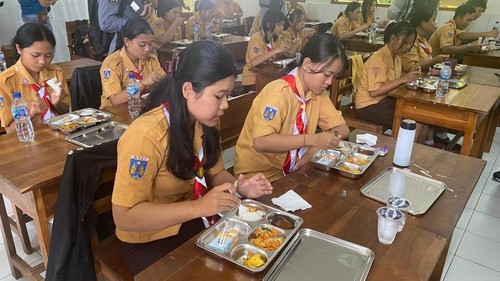 Siswa antusias menyantap hidangan makan bergizi gratis di SMK PGRI 1 Amlapura, Karangasem, Jumat (10/1/2025). (I Wayan Selamat Juniasa)