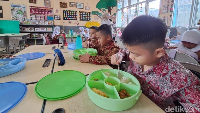 Siswa SD Negeri 24 Palembang menikmati makan bergizi gratis