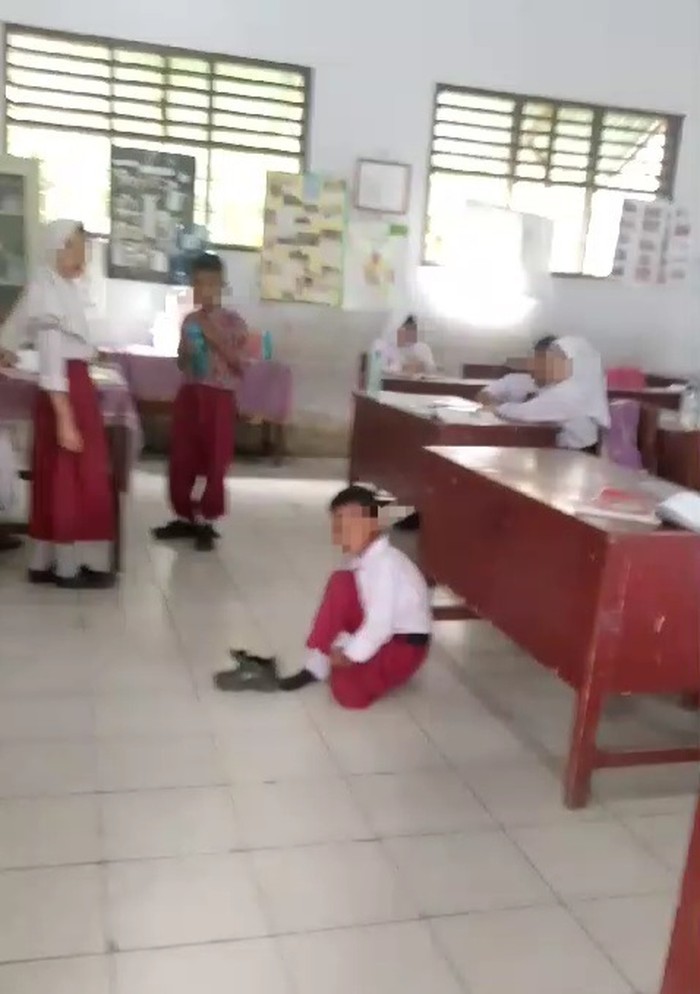 Siswa SD Swasta di Medan disuruh belajar di lantai karena tunggak uang sekolah. (Dok. Istimewa)