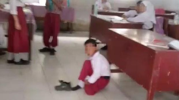 Siswa SD Swasta di Medan disuruh belajar di lantai karena tunggak uang sekolah. (Dok. Istimewa)