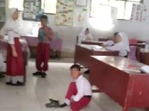 Akhir Bahagia Siswa Dihukum Belajar di Teras, Dapat Beasiswa hingga SMA