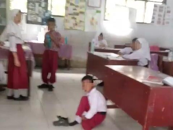 Siswa SD Swasta di Medan disuruh belajar di lantai karena tunggak uang sekolah. (Dok. Istimewa)