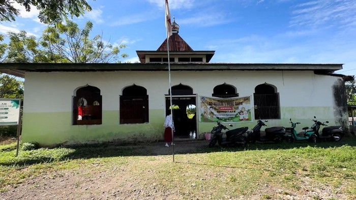 Siswa SDN 1 Bone Raya belajar di ruangan bekas masjid imbas gedung sekolah rusak.
