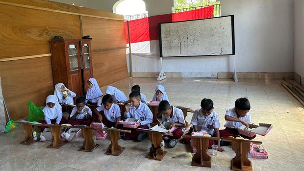 Siswa SDN 1 Bone Raya belajar di ruangan bekas masjid imbas gedung sekolah rusak.