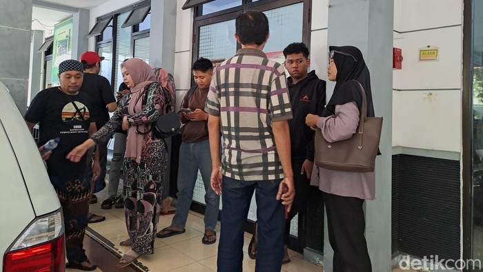 Suasana di kamar jenazah RSUD Jombang tempat korban diautopsi