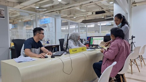 Suasana pelayanan di DPMPTSP Mataram, NTB, Jumat (10/1/2025). (Nathea Citra/detikBali)
