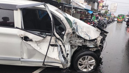 Mobil Avanza ringsek berat setelah bertabrakan dengan truk Isuzu di Bajera, Tabanan, Jumat (10/1/2025).