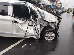 Tabrakan dengan Truk di Jalan Denpasar-Gilimanuk, Minibus Ringsek Berat