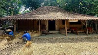 Kesan ndeso dan kampung semakin autentik dengan kehadiran joglo asli Sragen. Joglo ini sekarang difungsikan sebagai tempat bersantap dengan pendingin udara.
