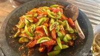 Makan makin enak dengan sambal. Yang unik di Tanabambu adalah renceuh tomat yang pedas segar ini.