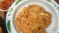 Mau menu pelengkap? Kamu bisa pesan telur dadar crispy di sini. Digorengnya dadakan sehingga tersaji hangat-hangat.