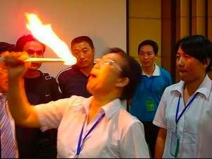 Viral Perusahaan Gelar Team Building Ekstrem, Pegawai Diminta Makan Api